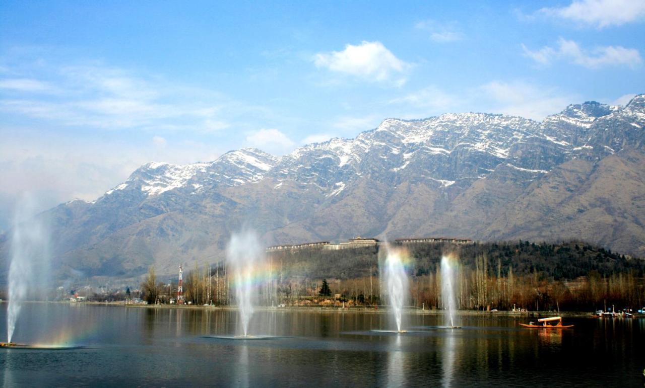 Taj Dal View Srinagar Hotel Exterior photo